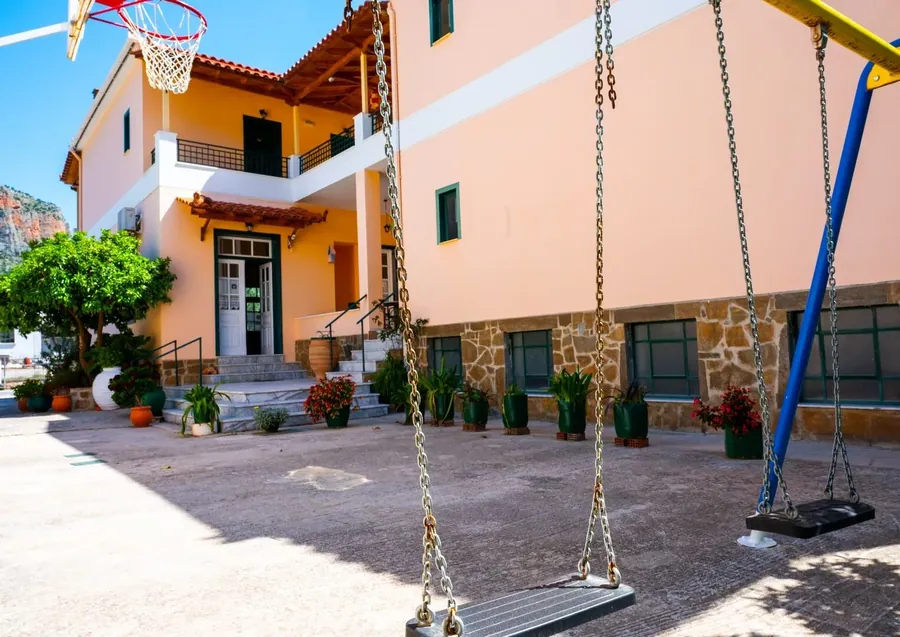 Η παιδική χαρά με τις κούνιες στην αυλή