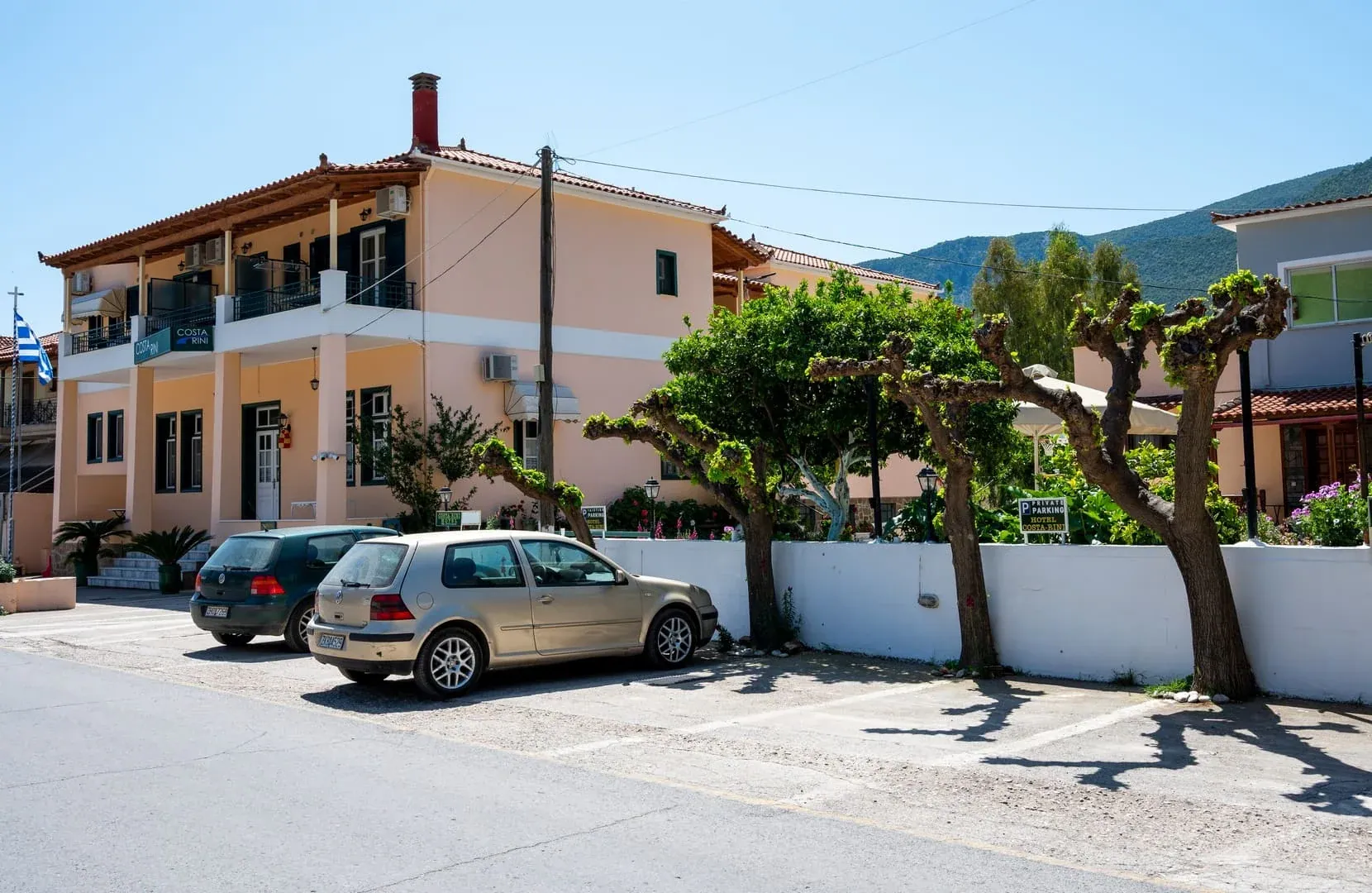 Η είσοδος του ξενοδοχείου με τα βουνά του Λεωνιδίου πίσω
